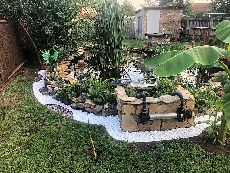 Dísztó sziklákkal és vízinövényekkel